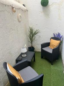 a patio with two chairs and a table and a tableablish at Newly refurbished - Near seafront - Retro games machine - Central Brighton - 1 bedroom apartment in Brighton & Hove