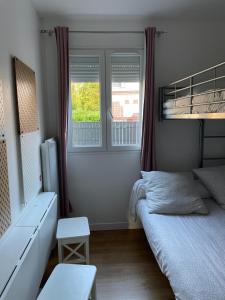 ヴィレ・シュル・メールにあるLa Fantaisieの小さなベッドルーム(ベッド1台、窓2つ付)が備わります。