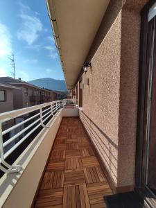 a balcony of a building with a wooden floor at Acogedor apartamento junto a la Plaza in Villasana de Mena