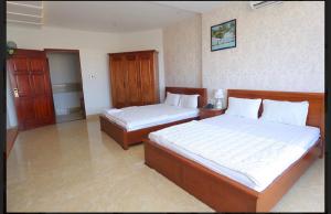 Postel nebo postele na pokoji v ubytování Kim Ngoc Khanh Hotel