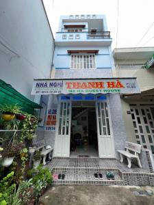 un bâtiment avec un panneau indiquant ma nekrit transfer inn dans l'établissement Thanh Ha Guesthouse, à Cần Thơ