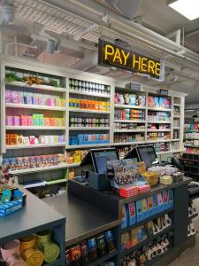 Supermarket nebo jiné obchody v  penzionu nebo okolí