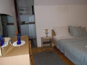 Postel nebo postele na pokoji v ubytování Apartmani Sobe BILJANA