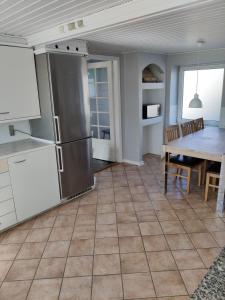 O bucătărie sau chicinetă la 210 m2 hus med plads til 8 gæster