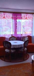 a table and two chairs in a room with a couch at Ferienwohnung Jarenatanne in Stockach