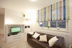 TV a/nebo společenská místnost v ubytování Haus Meeresblick - Ferienwohnung Auszeit (Ref. 136764)