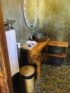 een badkamer met een wastafel en een spiegel bij Pondok sari homestay in Ungasan