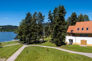 una vista aérea de la casa y el lago en Apartment Riviera 503-1 Lipno Home, en Lipno nad Vltavou