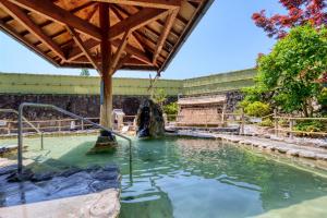 una gran piscina de agua con una fuente en Hita Tenryosui no Yado en Hita