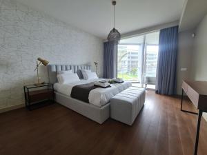 een slaapkamer met een groot bed en een groot raam bij Peaceful Ocean Terrace in Funchal