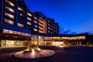 日田市にあるHitaonsen Hananoki River Terraceの正面に照明がある大きな建物