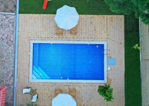 منظر المسبح في Family cosy Vila, swimming pool, close to Nauplio او بالجوار