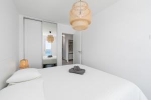 Postel nebo postele na pokoji v ubytování MEDANO4YOU Vitamin Sea Penthouse