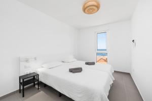Postel nebo postele na pokoji v ubytování MEDANO4YOU Vitamin Sea Penthouse