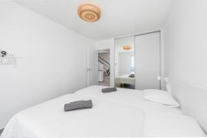 Postel nebo postele na pokoji v ubytování MEDANO4YOU Vitamin Sea Penthouse