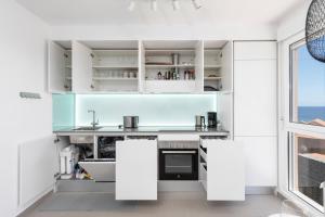 Kuchyň nebo kuchyňský kout v ubytování MEDANO4YOU Vitamin Sea Penthouse