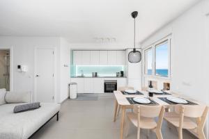 Kuchyň nebo kuchyňský kout v ubytování MEDANO4YOU Vitamin Sea Penthouse