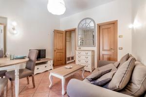 A seating area at When in Trastevere