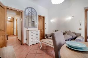 A seating area at When in Trastevere