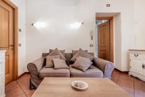 A seating area at When in Trastevere