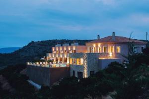 una casa grande con luces en la cima de una colina en Perivoli Country Hotel & Retreat en Nafplio