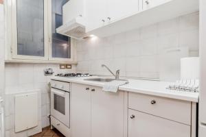 A kitchen or kitchenette at When in Trastevere Még 21 kép