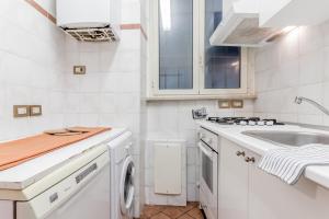 A kitchen or kitchenette at When in Trastevere