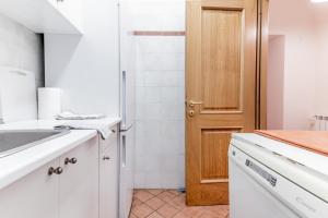 A kitchen or kitchenette at When in Trastevere