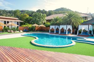 Басейн в Phi Phi Andaman Beach Resort або поблизу