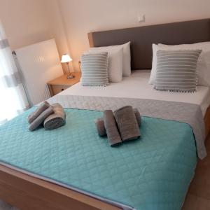 AVELLANA LUXURY SUITES tesisinde bir odada yatak veya yataklar