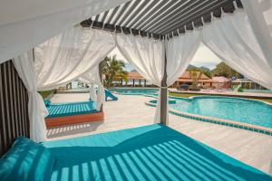 Басейн в Phi Phi Andaman Beach Resort або поблизу