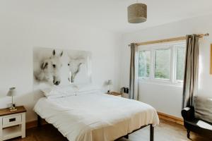 ein Schlafzimmer mit einem weißen Bett und einem Fenster in der Unterkunft King Richards Luxury large Lodge sleeps up to 7 Guests at Fairview Farm Near Sherwood Forest in Ravenshead Nottingham set in 88 acres of Farm Land with Great Walks,Views,Pet Animals in Nottingham