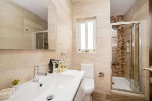 A bathroom at Vela Blu Apartments - Rose Court