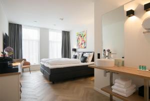 Tempat tidur dalam kamar di Snoozz Hotels Bolsward Boutique hotel zonder receptie met digitale sleutel