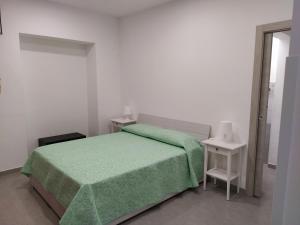 ノートにあるPerla del sudのベッドルーム1室(ベッド1台、緑の毛布付)