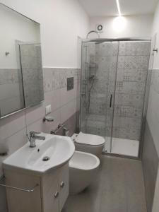 ノートにあるPerla del sudのバスルーム(トイレ、洗面台、シャワー付)