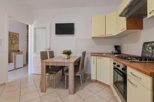 Kuchyň nebo kuchyňský kout v ubytování Apartments Ena