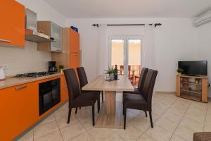 Kuchyň nebo kuchyňský kout v ubytování Apartments Ena