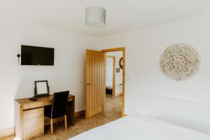 Postel nebo postele na pokoji v ubytování King Richards Luxury large Lodge sleeps up to 7 Guests at Fairview Farm Near Sherwood Forest in Ravenshead Nottingham set in 88 acres of Farm Land with Great Walks,Views,Pet Animals