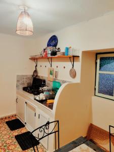 una cucina con bancone e piano di lavoro di Thayri Hostel a Sidi Kaouki
