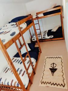 Poschodová posteľ alebo postele v izbe v ubytovaní Thayri Hostel