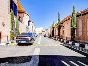 un'auto parcheggiata sul lato di una strada di منتجع بيوتات a Abha