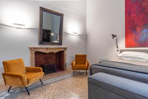 Schlafzimmer mit einem Bett, einem Spiegel und einem Kamin in der Unterkunft Dimora Bormioli in Bari
