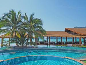 Басейн в Phi Phi Andaman Beach Resort або поблизу
