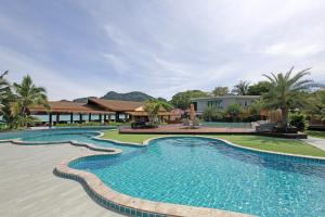 Басейн в Phi Phi Andaman Beach Resort або поблизу