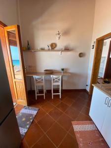 Kuchyň nebo kuchyňský kout v ubytování La Casa sulla Spiaggia: Dimora Elma