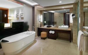 A bathroom at InterContinental Hangzhou, an IHG Hotel