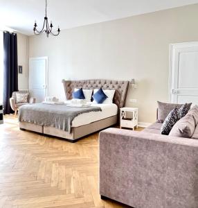 sypialnia z łóżkiem i kanapą w obiekcie Appartement d exception 100m2 avec Parking - Centre historique w mieście Chambéry +13 zdjęć