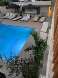 Bazén v ubytování Khroma Luxury Suite 1 Beach front apartment nebo v jeho okolí