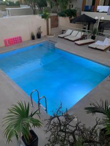 Bazén v ubytování Khroma Luxury Suite 1 Beach front apartment nebo v jeho okolí